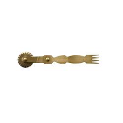 Rueda cortapastas de latón engalanada del siglo XVIII