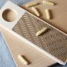 Espátula de madera de haya con decoración ondulada 23x8 cm