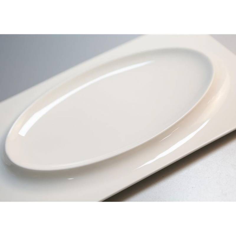 Plato rectangular de porcelana blanca phoemics con relieve oval 30,5x19 cm