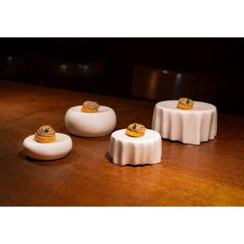 White porcelain pleated round podium riser cm 16