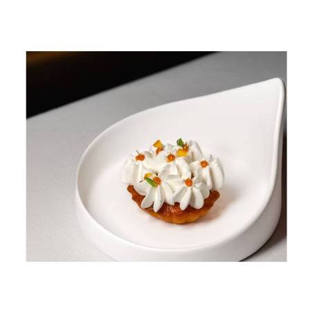Soucoupe apéritive Bio Gochi Uncle en porcelaine blanche mate 14,5x9,2 cm