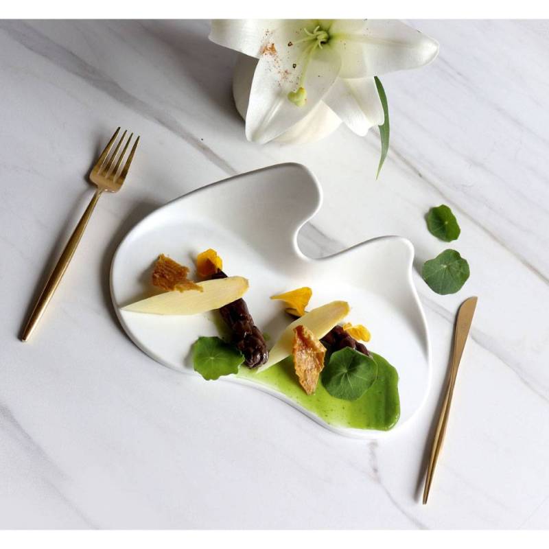 Assiette apéritive Organic Gochi Twins en porcelaine blanche mate 24,5x12x9,7 cm
