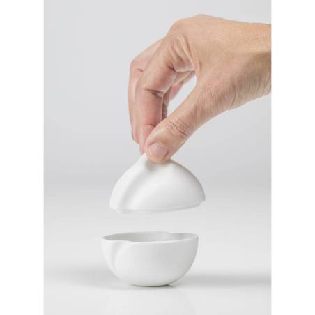 Superball cup with lid in matt white porcelain 9.5x12 cm