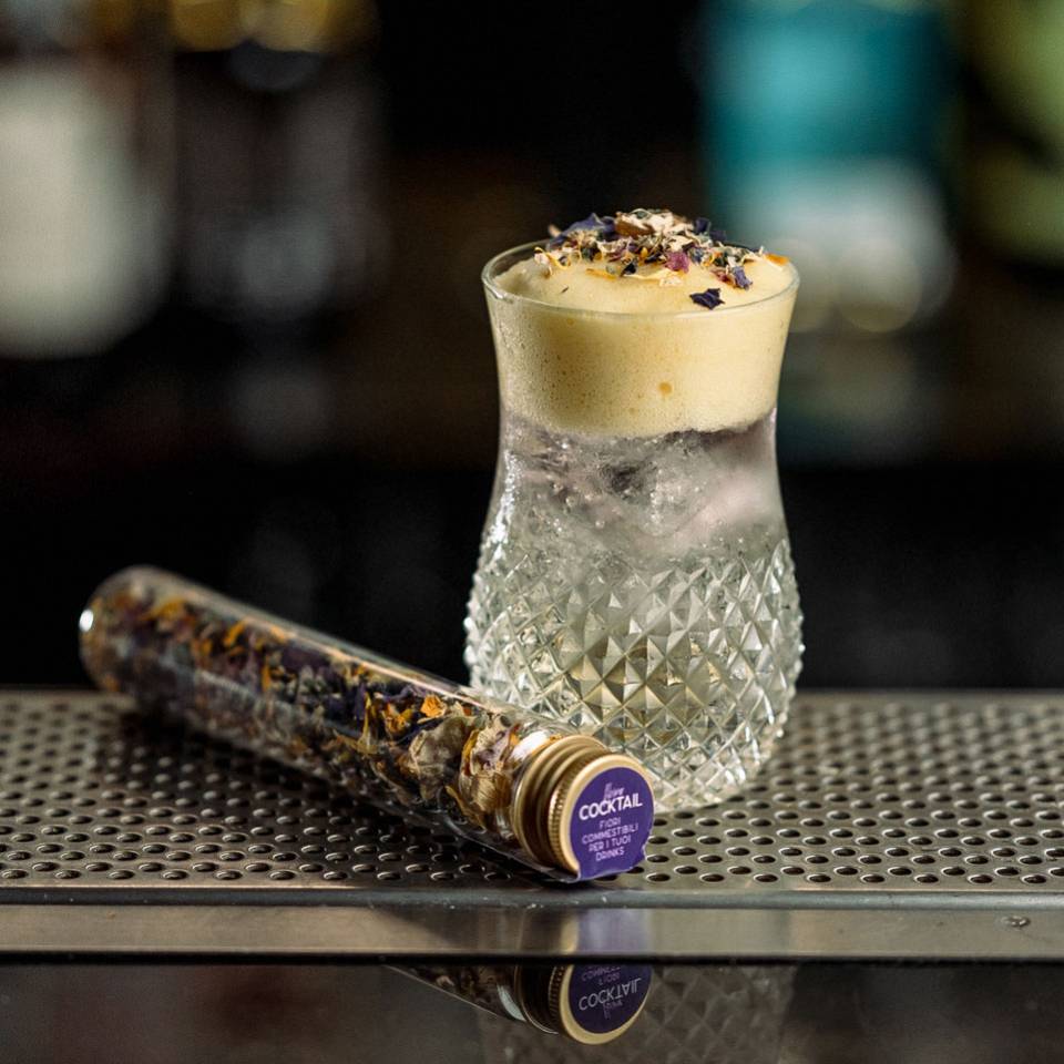 Fiori commestibili: quando il drink diventa spettacolo